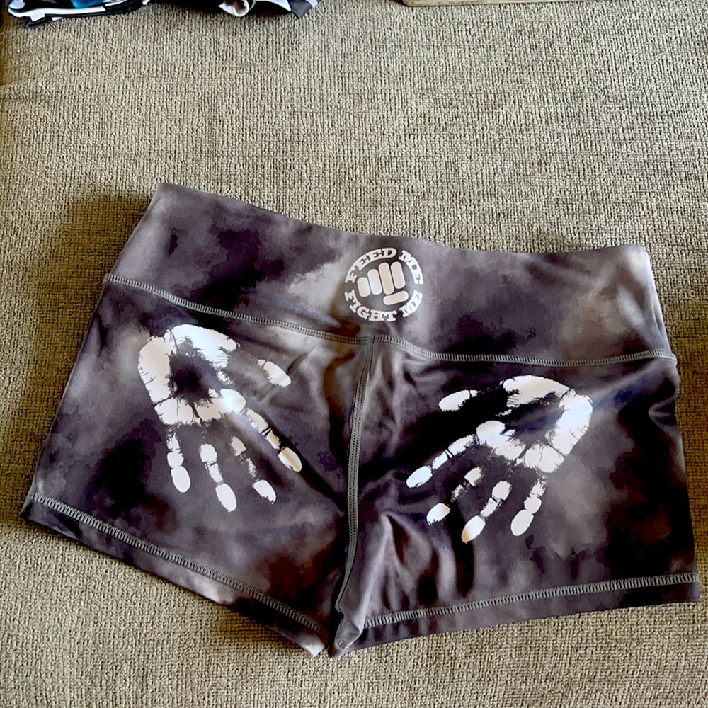 Feed Me Fight Me med chalk butt gym shorts